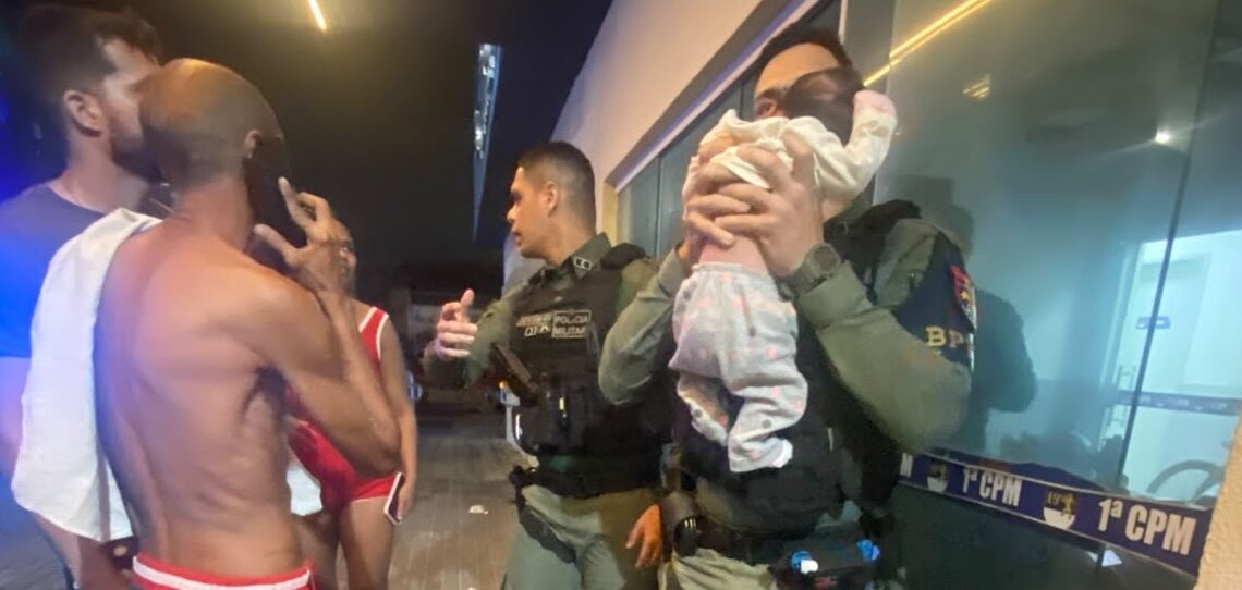 Recém-nascida engasgada é salva por policiais militares 