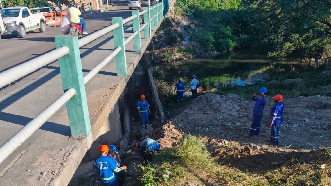Parte da estrutura de concreto de ponte cai, em Caruaru, e Compesa inicia serviços para retomar abastecimento em bairros