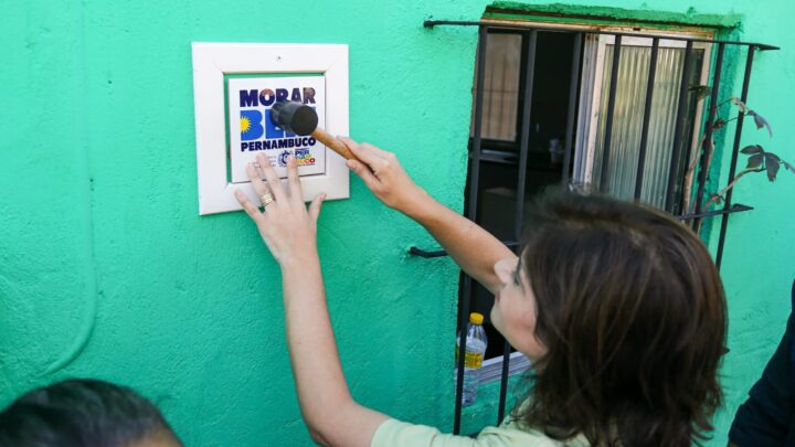 Vice-governadora Priscila Krause entrega 50 casas reformadas na Comunidade Beira Rio e anuncia ordem de serviço para pavimentação de 52 ruas na Várzea