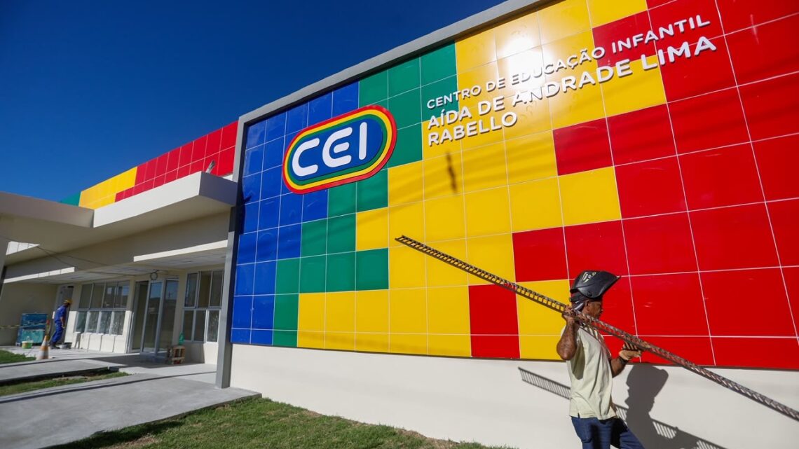 Governo de Pernambuco tem mais de 70% de obra para entrega de creche em Arcoverde e segue com construção do prédio de Bombeiros em Afogados da Ingazeira