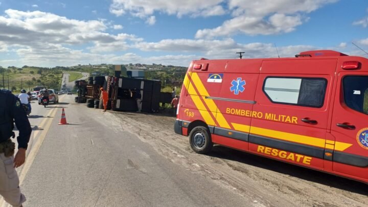 Caminhão boiadeiro tomba na BR-104 em Caruaru, vários bois morreram e outros foram sacrificados devido os ferimentos