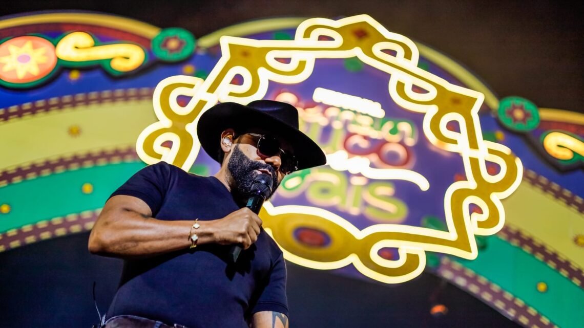 Palco Pernambuco Meu País lotado em uma primeira noite de brega e muita sofrência em Caruaru