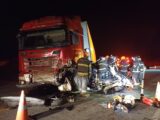 Pai e filhos adolescentes morrem em colisão entre carro e carreta na BR 232