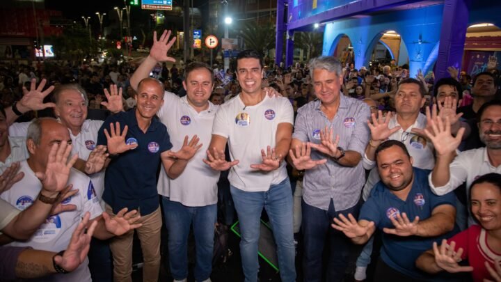Multidão lota comitê de Anderson Luiz em inauguração com Rodrigo Pinheiro, Fernando Monteiro e vereadores