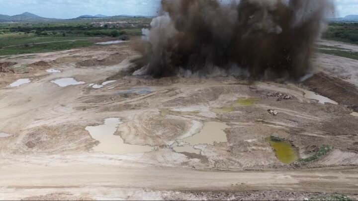 Obras do Aeroporto de Caruaru avançam com detonação de rochas para adequação da pista