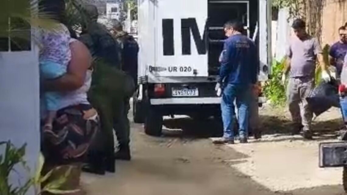 Jovem tenta fugir pelo quintal, mas é assassinado após criminosos arrombarem a porta de casa