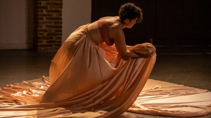 Espetáculo “Pequeno Manual de Sobrevivência para Mães-Artistas” se apresenta em Caruaru