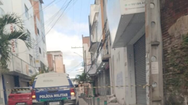 Ambulante pisa no chinelo de homem e é assassinado a facadas na frente do filho, em Caruaru