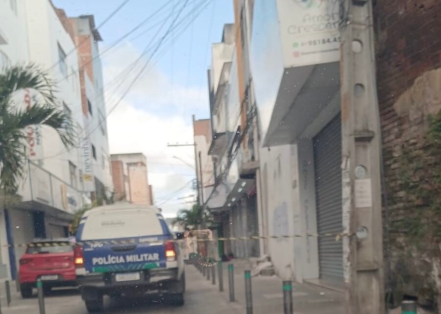 Ambulante pisa no chinelo de homem e é assassinado a facadas na frente do filho, em Caruaru