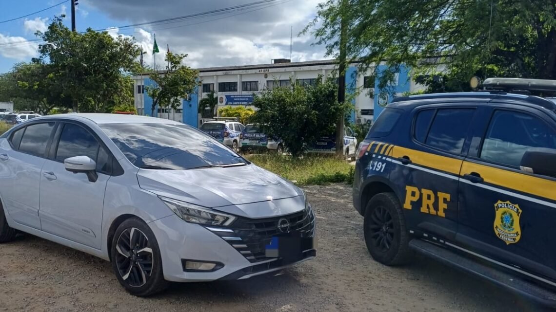 Carro sem seguro, roubado há um mês no Recife, é recuperado pela PRF, em Caruaru