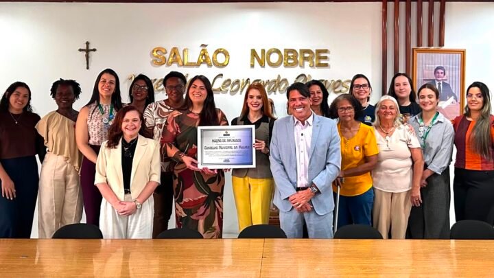 Vereador Júnior Letal entrega Moção de Aplausos ao Conselho Municipal da Mulher de Caruaru
