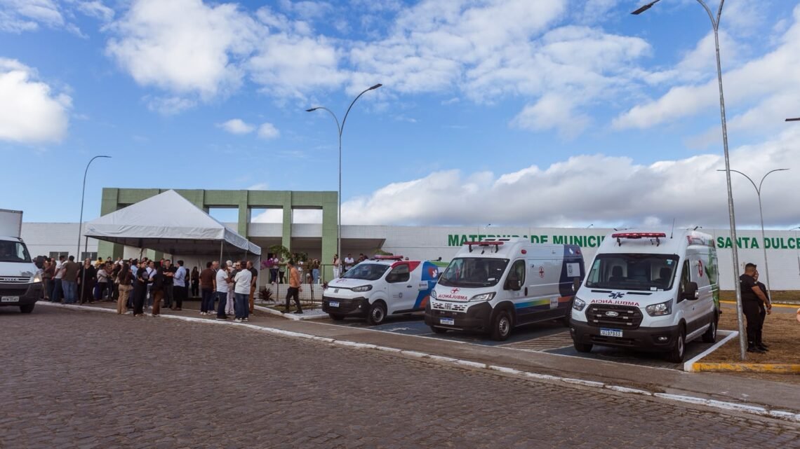 Prefeitura de Caruaru entrega três novas ambulâncias e amplia frota da Rede Municipal de Saúde