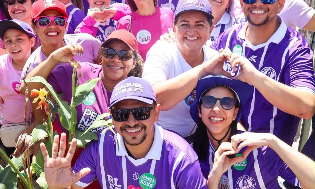 Professora Ana Lúcia participa de caminhada ao lado de Raquel Lyra no Recife