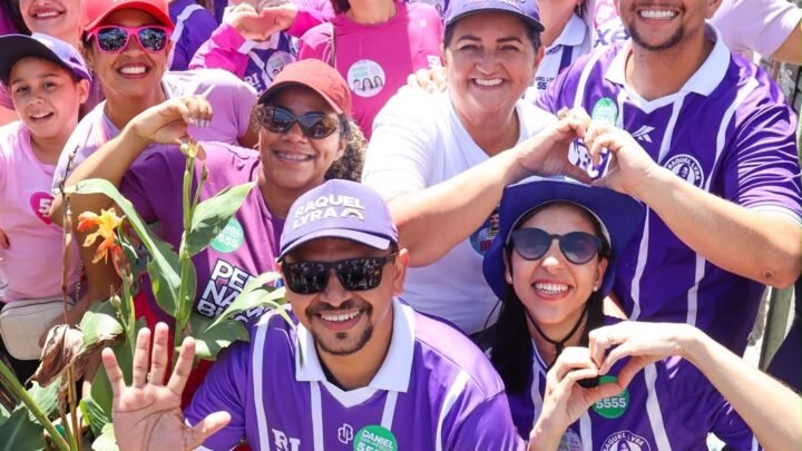 Professora Ana Lúcia participa de caminhada ao lado de Raquel Lyra no Recife