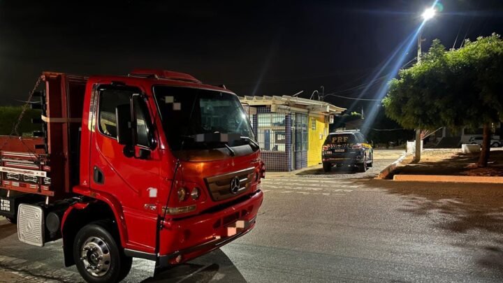 Após fuga, PRF detém motorista inabilitado com revólver, maconha e rebites