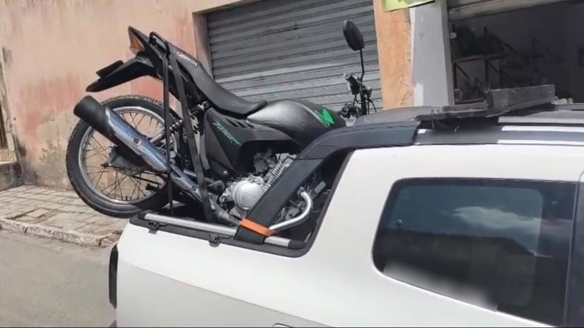 PRF detém dupla com caminhonete e moto roubadas