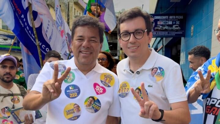 Mendonça Filho visita comércio de Caruaru ao lado de Raffiê