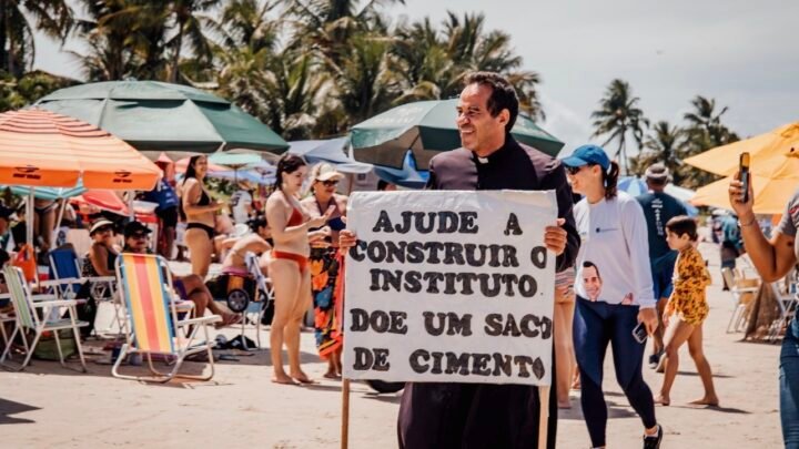Com cartaz nas mãos e mais de 3 horas sob sol forte, Padre Arlindo faz peregrinação na praia pelo novo Instituto