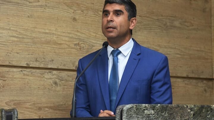 Delegado Lessa solicita que transferência da “Feira do Paraguai” seja discutida apenas em 2027