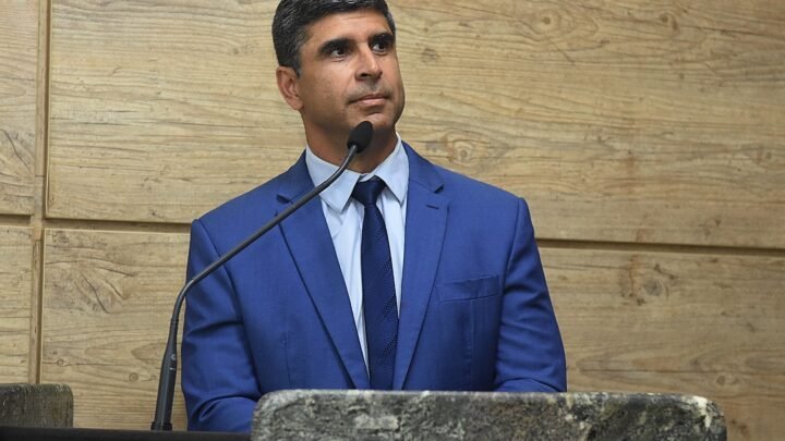 Delegado Lessa defende na tribuna perdão das dívidas dos feirantes e cobra envio de projeto à Câmara