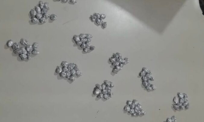 Criança de 7 anos é encontrada com 116 pedras de crack em escola; caso é investigado