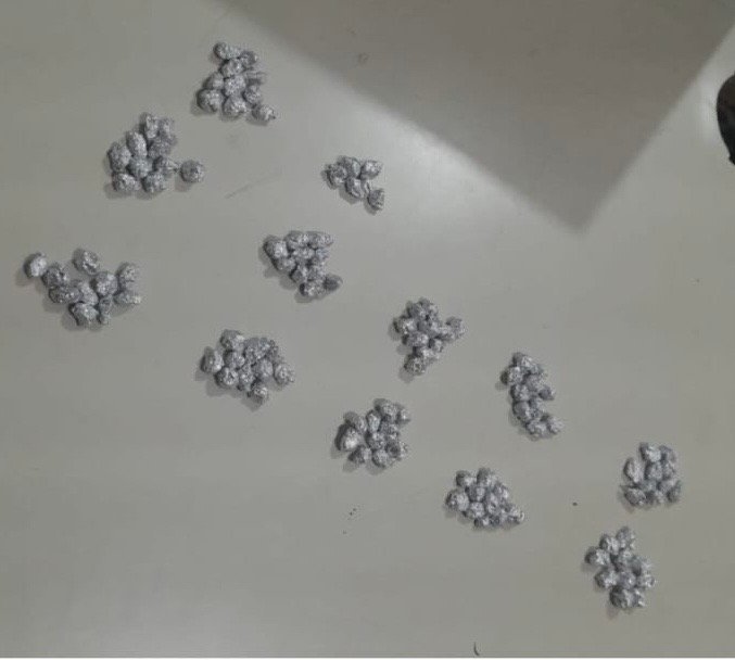 Criança de 7 anos é encontrada com 116 pedras de crack em escola; caso é investigado
