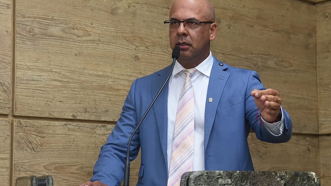 Autor do pedido do Hospital Público Veterinário em Caruaru, Anderson Correia solicita que equipamento tenha serviços completos