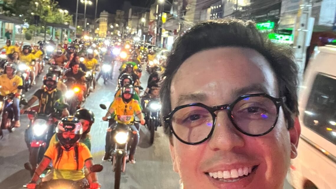 Raffiê lidera carreata em prol de Flávio e anuncia “Bloquinho do 22”