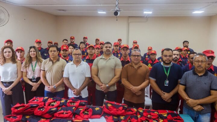 Secretaria de Segurança Municipal de Caruaru entrega novos fardamentos a bombeiros civis brigadistas
