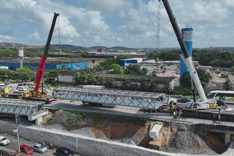 BR-232 terá interdições para içamento de passarela; DER recomenda rotas alternativas