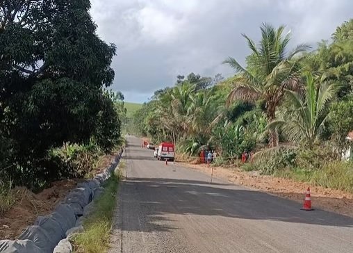 Carro sai da pista, capota e mulher morre em Belém de Maria; filho de 7 anos ficou ferido