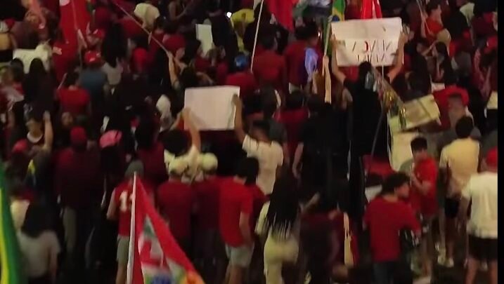 Apoiadores de Lula realizam caminhada no bairro Centenário e sobem escadarias do Monte Bom Jesus, em Caruaru