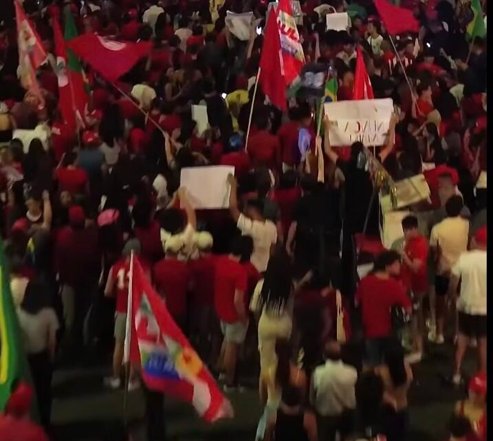 Apoiadores de Lula realizam caminhada no bairro Centenário e sobem escadarias do Monte Bom Jesus, em Caruaru