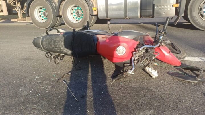 Motociclista morre após colidir com carro e ser atropelado por carreta