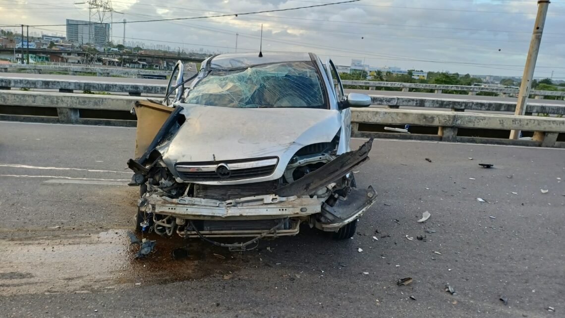 Motorista morre após carro bater na traseira de caminhão na BR-232