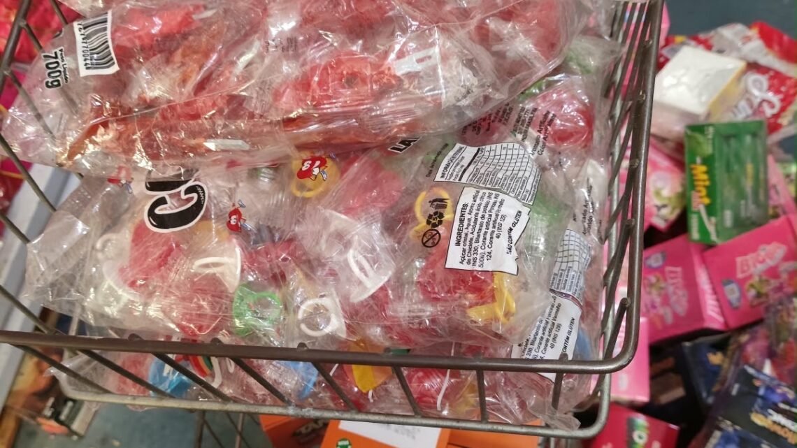Procon-PE encontra mais de 100 caixas de produtos vencidos durante fiscalização