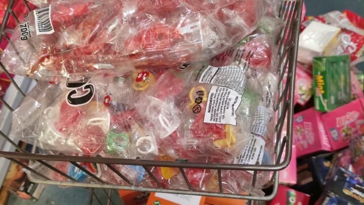 Procon-PE encontra mais de 100 caixas de produtos vencidos durante fiscalização